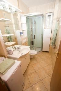 Ένα μπάνιο στο Vano Beach