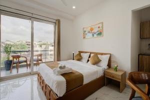 Postel nebo postele na pokoji v ubytování The Lodgers Studio Apartment Infront of Artemis Hospital Gurugram + 37 fotografií