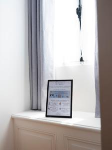 een ingelijste foto op een vensterbank bij Le prestige de Poincare in Nancy