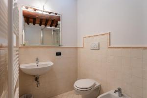 Un baño de Toro’s home Lucca 12 fotos más