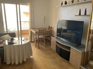 Una sala de estar con un televisor de pantalla plana grande. en Zambra 3 - 411, en La Manga del Mar Menor