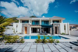 una villa con piscina e una casa di Two Villas a Tamarin