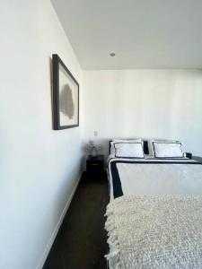 Postel nebo postele na pokoji v ubytování Modern Apartment With Pool and Gym