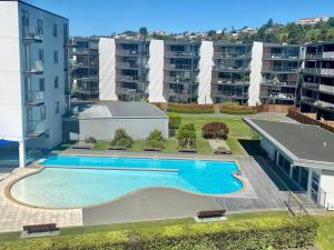 Bazén v ubytování Modern Apartment With Pool and Gym nebo v jeho okolí