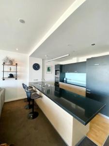 Posezení v ubytování Modern Apartment With Pool and Gym