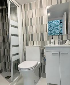 un baño con inodoro y lavabo en Loft II en Madrid, en Madrid