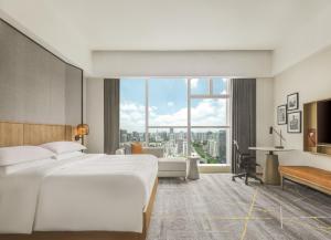 Postel nebo postele na pokoji v ubytování Sheraton Guangzhou Hotel