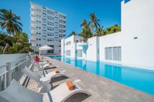 uma imagem de uma piscina em um resort em The Up Hotel Phu Quoc Island - The Poolside Escape em Duong Dong