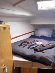 a bed in the back of a boat at 5 mn du centre de Beaulieu. in Beaulieu-sur-Mer