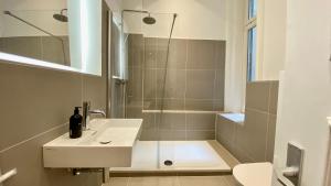 een badkamer met douche, wastafel en toilet bij STACEY Downtown in Hamburg