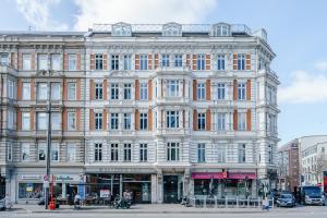 een groot gebouw op de hoek van een straat bij STACEY Downtown in Hamburg