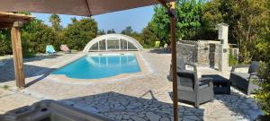 Bazén v ubytování Villa L'Alivu nebo v jeho okolí + 6 fotografií