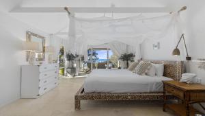 Postel nebo postele na pokoji v ubytování Barellen Beach House - Luxe Beach Front, Oceanview + 15 fotografií