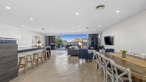 TV a/nebo společenská místnost v ubytování Beachfront #12 - Direct Beach Access, Pet Friendly, 5Bed 4Bath + 14 fotografií