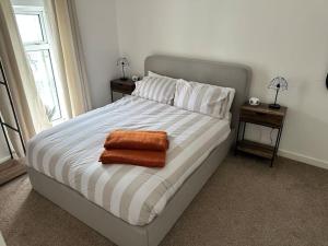 una camera da letto con un letto con due asciugamani sopra di Stylish miners cottage at North Rd a Porth