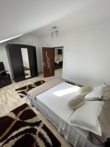a bedroom with a large bed in a room at Enjoy Apartments - Central Skylight Residence in Cluj-Napoca