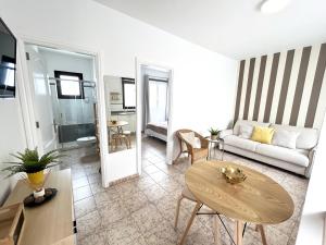 Televízia a/alebo spoločenská miestnosť v ubytovaní Mahostly Apartamento Comillas SH
