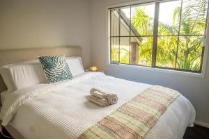 En eller flere senge i et værelse på Villa with Pool in Browns Bay + 16 billeder