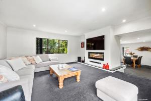 Et opholdsområde på Villa with Pool in Browns Bay