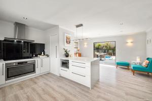 Køkken eller tekøkken på Villa with Pool in Browns Bay