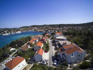 Vue aérienne d'une ville à côté d'une masse d'eau dans l'établissement Apartments Villa Olea, à Lumbarda