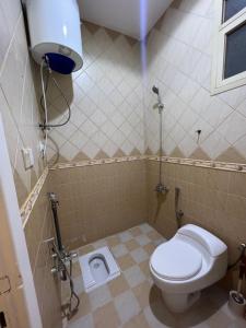 une salle de bains avec toilettes et lavabo dans l'établissement شقة فاخرة مدخل ذاتي, à Buraydah