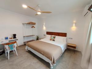 Postel nebo postele na pokoji v ubytování Hostal Aires del Mar