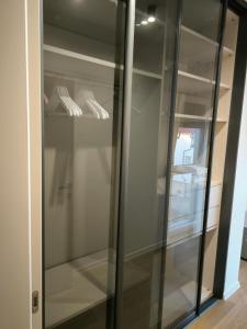 ein Glasschrank mit weißen Schuhen darin in der Unterkunft Luxury Apartments Marina View in Vodice