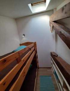 Zimmer mit 2 Etagenbetten und einem Dachfenster in der Unterkunft Le Nid du Lac, appartement en duplex au bord du lac d'Annecy, résidence avec plage privée in Doussard + 9 Fotos