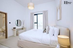 Tempat tidur dalam kamar di 7 By Aurora 109 Jebel Ali