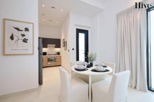 Tempat tidur dalam kamar di 7 By Aurora 109 Jebel Ali +35 foto