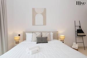 Tempat tidur dalam kamar di 7 By Aurora 109 Jebel Ali