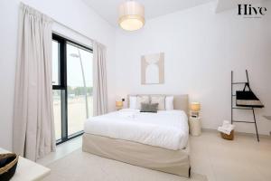 Tempat tidur dalam kamar di 7 By Aurora 109 Jebel Ali