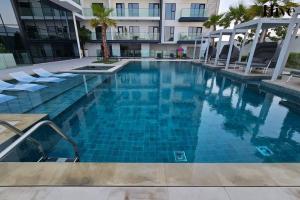 Kolam renang di atau di dekat 7 By Aurora 109 Jebel Ali