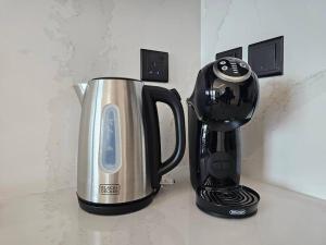 Fasilitas pembuat kopi dan teh di 7 By Aurora 109 Jebel Ali