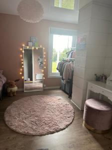 a dressing room with a mirror and a rug at Flott sørlandshus ved sjøen leies ut in Arendal