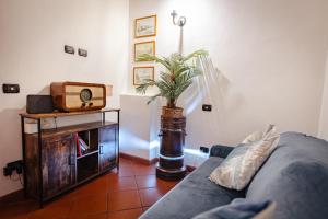 a living room with a couch and a tv at Florence Garden Suite in Florence