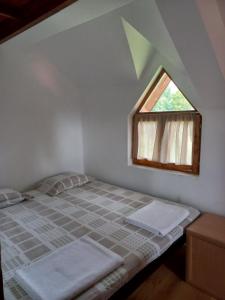 Ένα ή περισσότερα κρεβάτια σε δωμάτιο στο Zoja Apartman Vlasinsko Jezero