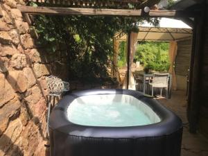 Fotografie z fotogalerie ubytování Nature Living - Ferienhaus mit Kamin - Feuerschale - Garten - mit beheizbarem Gartenwhirlpool v destinaci Melsungen