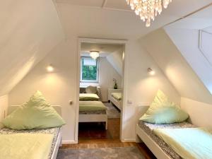 Postel nebo postele na pokoji v ubytování Nature Living - Ferienhaus mit Kamin - Feuerschale - Garten - mit beheizbarem Gartenwhirlpool