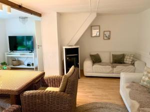 Posezení v ubytování Nature Living - Ferienhaus mit Kamin - Feuerschale - Garten - mit beheizbarem Gartenwhirlpool + 17 fotografií
