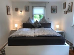 Postel nebo postele na pokoji v ubytování Nature Living - Ferienhaus mit Kamin - Feuerschale - Garten - mit beheizbarem Gartenwhirlpool
