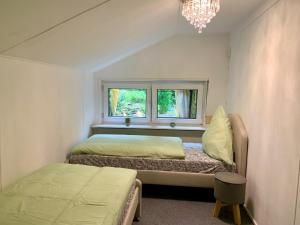 Postel nebo postele na pokoji v ubytování Nature Living - Ferienhaus mit Kamin - Feuerschale - Garten - mit beheizbarem Gartenwhirlpool