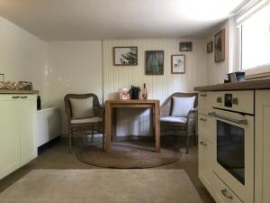 Kuchyň nebo kuchyňský kout v ubytování Nature Living - Ferienhaus mit Kamin - Feuerschale - Garten - mit beheizbarem Gartenwhirlpool