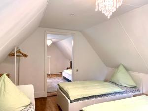 Postel nebo postele na pokoji v ubytování Nature Living - Ferienhaus mit Kamin - Feuerschale - Garten - mit beheizbarem Gartenwhirlpool