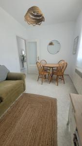 un salon avec un canapé, une table et des chaises dans l'établissement Casa Tonino: Encantadora casa junto al Río Duero, à Zamora