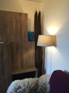 Habitación con cama, lámpara y escritorio. en Appartamento Arnolucci, en Rovere