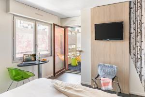 TV a/nebo společenská místnost v ubytování ibis Styles Annecy Centre Gare