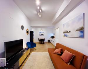 圣塞瓦斯蒂安MILA I Local Rentss的配有沙发和平板电视的客厅