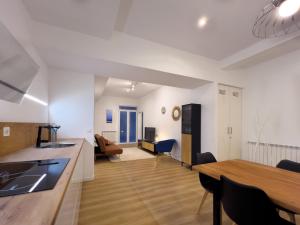 圣塞瓦斯蒂安MILA I Local Rentss的一间带桌子的厨房、客厅和一间餐厅 更多19张照片